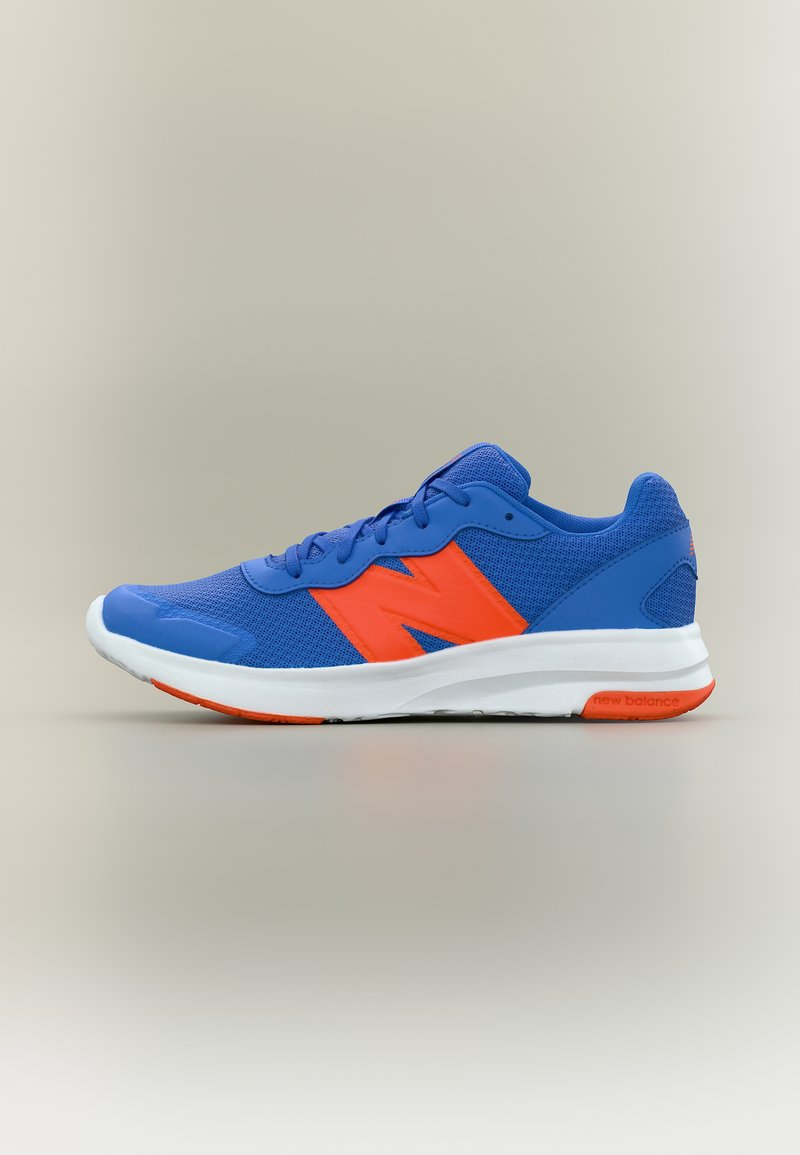 Chaussure de sport bleue avec logo "N" orange, semelle intermédiaire blanche et détails de la semelle extérieure orange, conçue pour la course ou un usage décontracté.