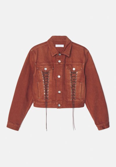 Jachetă din denim de culoare rustică, croită, cu buzunare frontale, butoane argintii și detalii cu șnur pe laterale pentru un plus de textură și design.