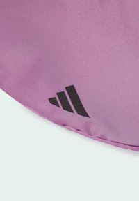 Bolsa de tela texturizada morada con un logotipo negro de tres franjas. El diseño es elegante, con un acabado suave y costuras planas a lo largo de los bordes.