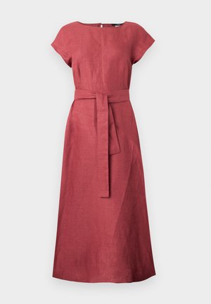 Robe midi rouge à manches courtes, encolure bateau, avec une large ceinture en tissu nouée à la taille, présentée sur un fond uni.