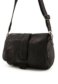 Zwarte leren schoudertas met een omslagflap, textuurafwerking, verstelbare schouderriem en metalen hardware accenten.