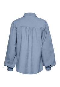 Lichtblauwe shirt met opgeblazen lange mouwen, een kraag met knopen en een geplooid achterontwerp. De stof lijkt zacht met een gestructureerde afwerking.