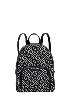 Zaino in tessuto nero con motivo geometrico, dettagli argentati, forma arrotondata e tasca frontale con zip, etichettato con il nome del marchio.