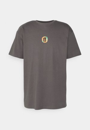 Hallikas lühikeste varrukatega T-särk, mis on valmistatud puuvillast ja millel on rindkeres maapinnatooni ümmargune logo. Klassikaline lõige ja ümar kaelus.