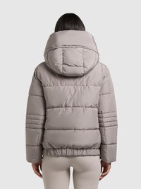 Polstret dunjakke i lysegrå med en stor hætte, elastisk taljebånd og diagonale syningsdetaljer. Glat, blank tekstur i stoffet.