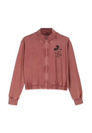 Chaqueta con cremallera color rosa polvo, con cinturilla y puños elásticos, que presenta un pequeño gráfico negro de Mickey Mouse y texto en el lado izquierdo del pecho.