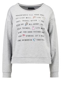 Sudadera gris claro de corte relajado con texto y gráficos impresos en colores, escote redondo y mangas largas.