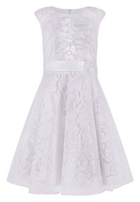 Bílé šaty s květinovou výšivkou, krátkými rukávy, saténovým pasem a sukní do výšky kolen. Vyznačují se texturovanou látkou s vystouplými květinovými vzory.