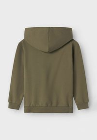 Hoodie vert olive avec une poche kangourou à l'avant, des poignets et un ourlet côtelés. Dispose d'une capuche spacieuse et d'un tissu lisse et léger.