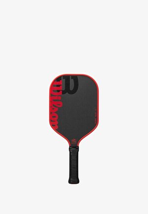 Pickleball paddle met een rechthoekig zwart oppervlak, rode randtrim en textuur handgreep in het zwart. Voorzien van een groot zwart "Wilson" logo.