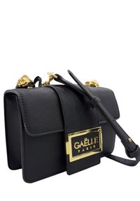 Borsa a tracolla nera in pelle con finitura texturizzata, hardware dorato, chiusura a ribalta e placca con logo. Presenta una tracolla staccabile.