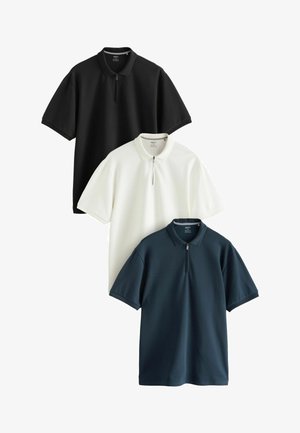 Drei Kurzarm-Polohemden in Schwarz, Weiß und Marineblau mit einem Halbreißverschluss-Kragen und strukturiertem Stoff.