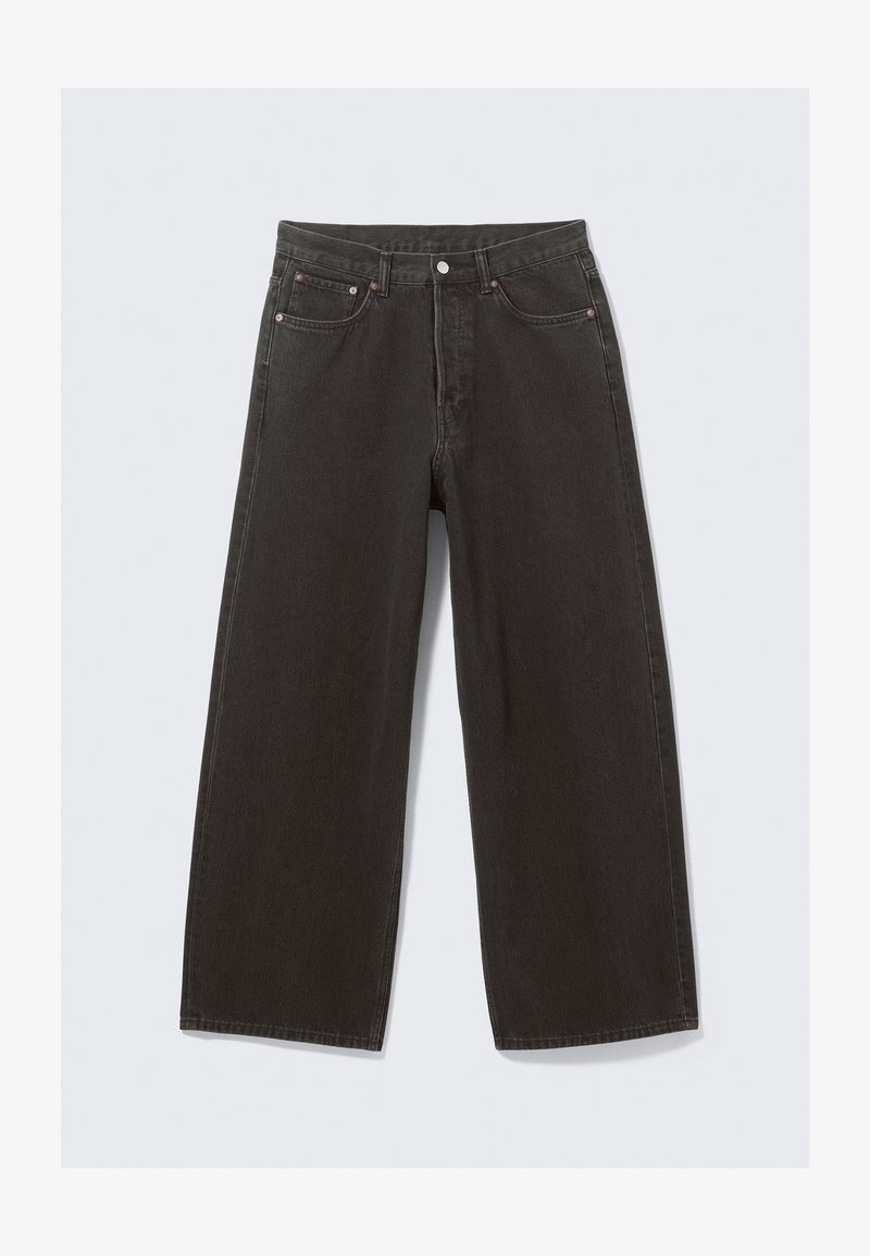 Des jeans en denim noir à jambe large présentent une taille haute, un design à cinq poches et une fermeture à bouton. Le tissu a une finition douce et texturée.