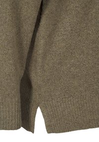 Olivgrüner, strukturierter Strickpullover mit geripptem Saum und seitlichen Schlitzen. Weicher Stoff mit einem gemütlichen, lockeren Fall.