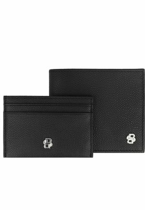 Zwart lederen portemonnee en pasjeshouder set met zilveren "BB" logo op de rechtsonderhoek, getoond tegen een witte achtergrond.