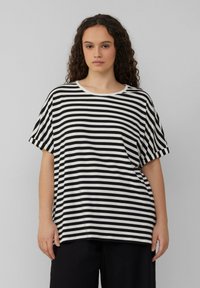 Zwart-wit gestreepte T-shirt met een ronde hals, korte mouwen en een relaxte pasvorm. Gemaakt van een zachttextuurstof.