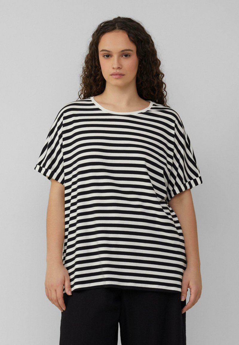 Zwart-wit gestreepte T-shirt met een ronde hals, korte mouwen en een relaxte pasvorm. Gemaakt van een zachttextuurstof.