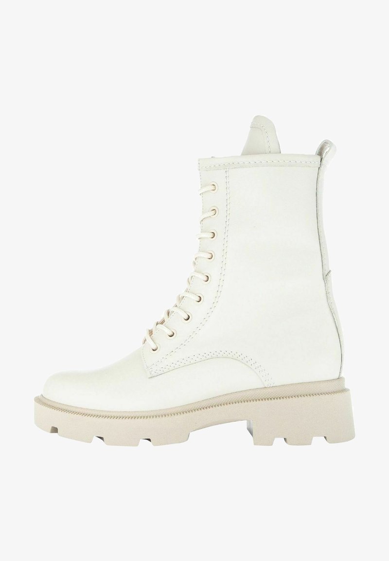 Botte de combat en cuir blanc à lacets avec semelle épaisse en caoutchouc et languette à l'arrière, vue de côté.