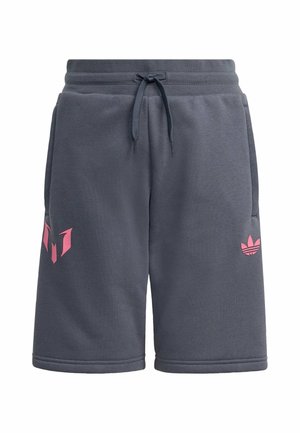 Donkergrijze sportshorts met voorzakken, verstelbare taille met trekkoord en roze Adidas-logo's op de linker dij en rechter zak.