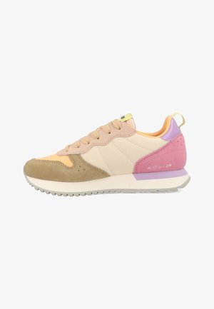 Vetersneaker met een beige mesh en suède bovenkant, pastel roze en oranje accenten, een chunky witte zool en een paarse achterzijde.