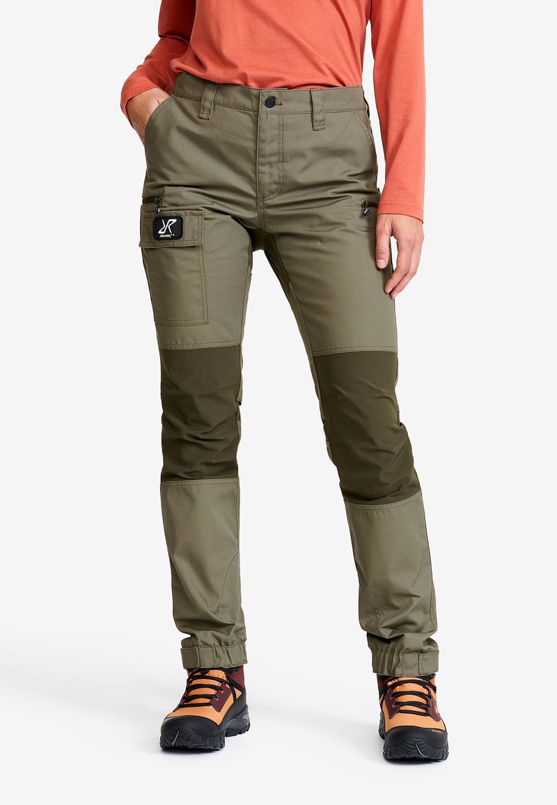 Kaki utomhusbyxor med förstärkta knän och en cargoficka, har en texturerad yta och elastiska muddar. Kompletterar en livlig orange topp.