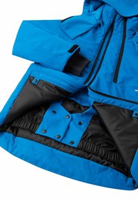 Giacca impermeabile blu con cappuccio foderato, interno nero, tasche con zip e polsini in velcro, dal taglio aderente e orlo elastico regolabile.