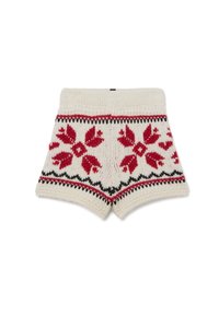 Pantalones cortos de punto en color crema con patrones florales rojos, detalles negros y una cinturilla acanalada. Presentan una textura acogedora y un diseño clásico.
