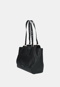 Borsa tote in pelle nera con finitura testurizzata, doppie tracolle piatte e dettagli in metallo dorato. Presenta tasche laterali e una forma strutturata.