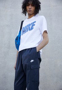 Nike Sportswear REPEAT - Cargobyxor - black/white