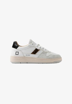 Hvide lædersneakers med grå ruskindsdetaljer, sort hæl og leopardprint i siden. Har gummisål og snørelukning.
