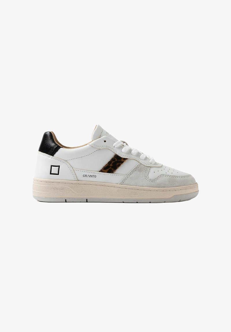 Witte leren sneakers met grijze suède accenten, een zwarte hiel en een luipaardprint zijkantstreep. Voorzien van een rubberen zool en vetersluiting.