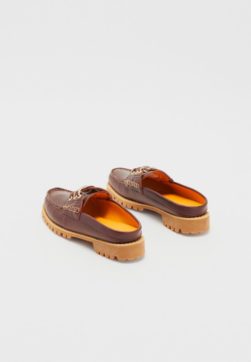 Scarpe slip-on in pelle marrone con punta tondeggiante, caratterizzate da una fodera arancione, cuciture decorative e una suola in gomma spessa con battistrada.