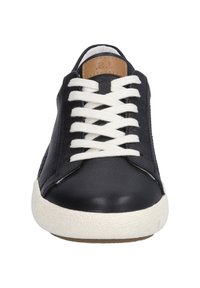 Baskets en cuir noir avec des lacets blancs, accent en cuir beige et semelle en caoutchouc texturé blanc. Elles présentent un bout arrondi et un profil épuré.