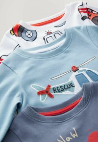 Trois sweatshirts pour enfants : un blanc avec des imprimés ludiques, un bleu clair avec un hélicoptère brodé, un bleu foncé avec du texte, différentes couleurs de col.
