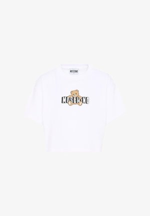 Biały T-shirt z krótkim rękawem z grafiką brązowego misia siedzącego na czarno-białym napisie „MOSCHINO” na przodzie.