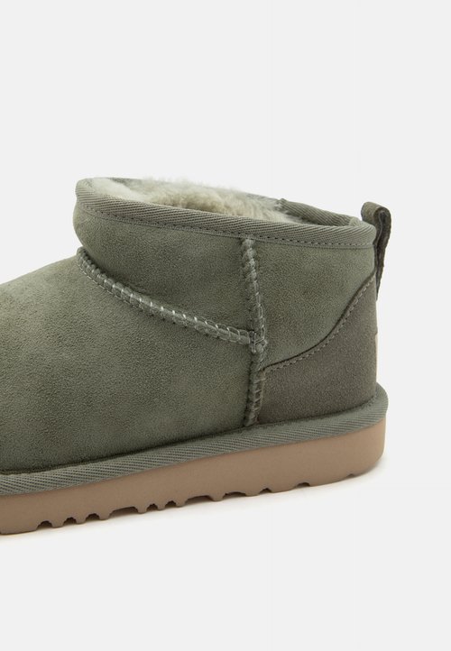UGG Botas Classic Ultra Mini - Shaded Clover — foto 6