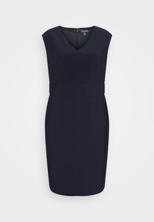 Granatowa sukienka bez rękawów sięgająca do kolan, z dekoltem w serek i szerokim paskiem w talii, dopasowana, z zamkiem błyskawicznym z tyłu.