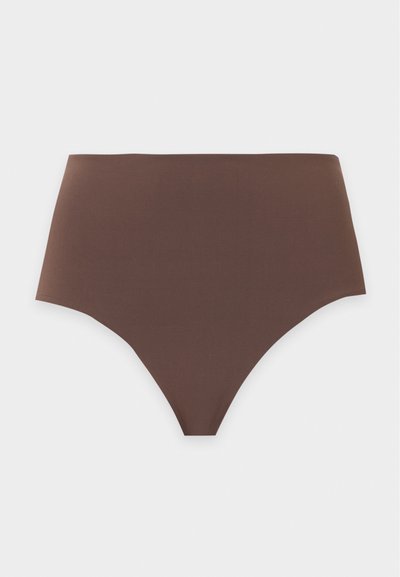 Sous-vêtement marron taille haute sans couture avec une texture de tissu lisse, conçu pour un ajustement confortable et des lignes visibles minimales.