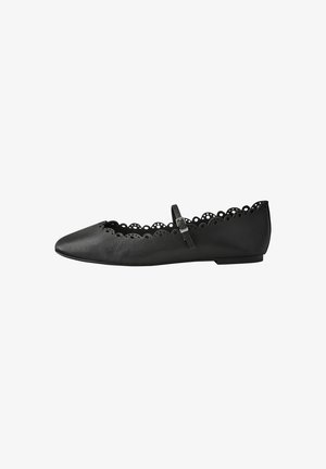 Ballerines noires en matériau synthétique lisse. Présentent des bords festonnés, un bout pointu et une fine bride de cheville avec une boucle.