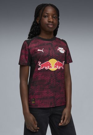 Roter und schwarzer Fußballtrikot mit kurzen Ärmeln und geometrischem Muster, ausgestattet mit einem gelben Red Bull-Logo und einem Puma-Logo auf der Brust.
