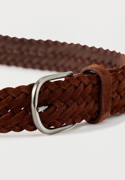 Ceinture tressée en daim brun avec boucle rectangulaire en argent et passants en daim assortis sur fond blanc.