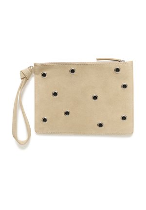 Clutch de mână bej din piele întoarsă, cu detalii metalice sub formă de ochiuri și închidere cu fermoar în partea de sus, curea pentru încheietură legată într-un nod pe lateral.