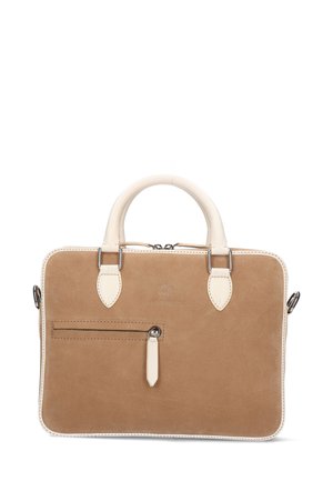 Sac à main en daim marron avec des accents en cuir crème. Il dispose d'une fermeture éclair, de deux poignées et d'une poche avant avec un tirette décoratif.