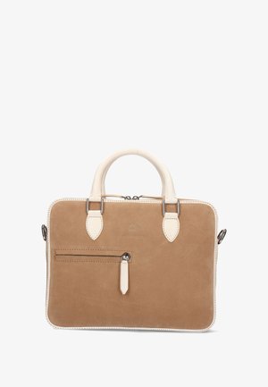 Bruine suede handtas met crèmekleurige leren accenten. Voorzien van een ritsafsluiting, dubbele handvatten en een voorvak met een decoratieve ritstrekkerschijf.
