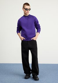 Carhartt WIP CHASE - Sportska majica - tyrian/gold