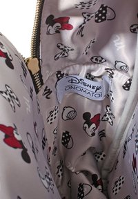 Fodera interna a tema Disney con uno sfondo grigio chiaro, caratterizzata da motivi di Minnie Mouse rossi e neri e un'etichetta identificativa.