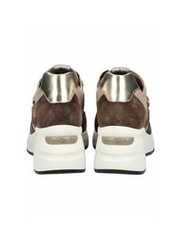 Baskets en suède marron avec des accents métalliques, semelles blanches rembourrées et un détail arrière avec le logo. Conçues pour le confort et le style.