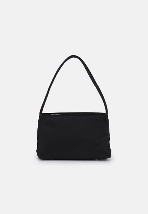 Sac à épaule noir avec une seule bandoulière et une fermeture éclair en haut, présenté sur un fond clair uni.