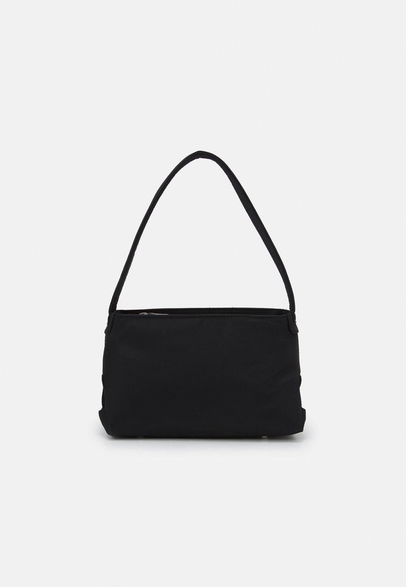 Sac à épaule noir avec une seule bandoulière et une fermeture éclair en haut, présenté sur un fond clair uni.