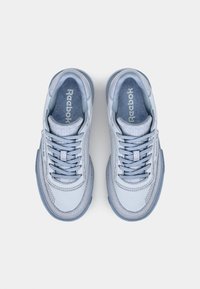 Scarpe da ginnastica blu in pelle liscia e pannelli in rete, con lacci rotondi, linguette imbottite e accenti texturizzati.